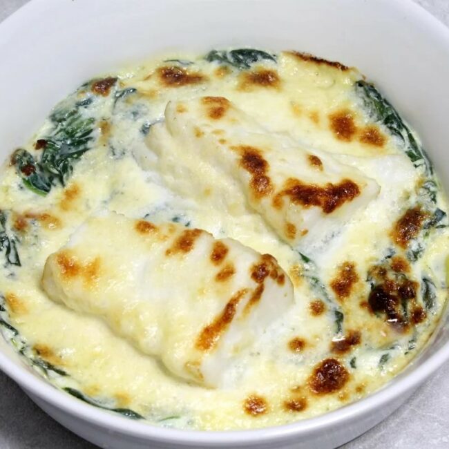 27/03 gratin de cabillaud aux épinards, purée de carotte et purée aux herbes