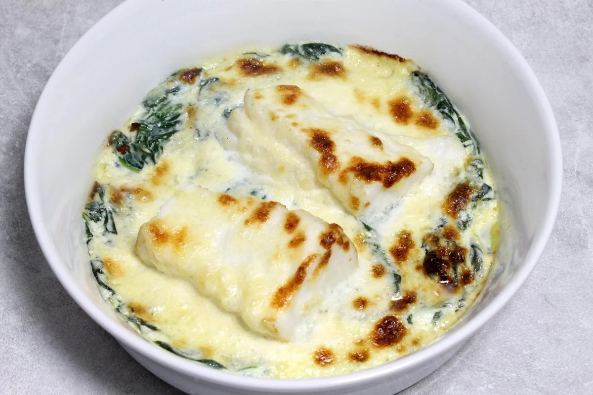 27/03 gratin de cabillaud aux épinards, purée de carotte et purée aux herbes